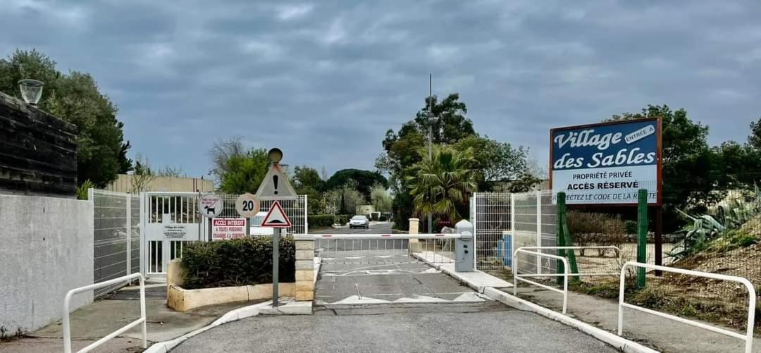 Plage: Atypique Bord De Mediterranee *